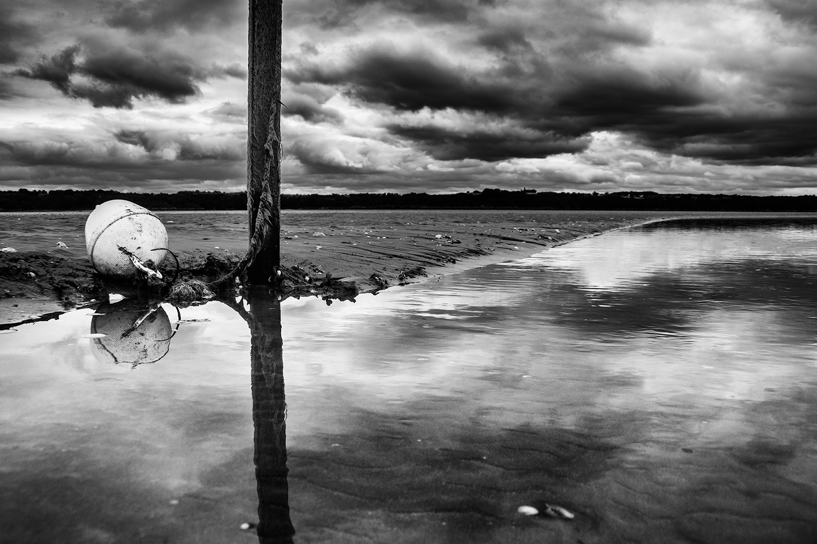 Reflets de bouée en Baie de la Fresnaye
