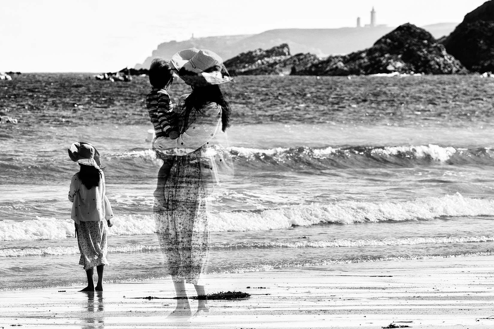 Mère et enfant face à la mer