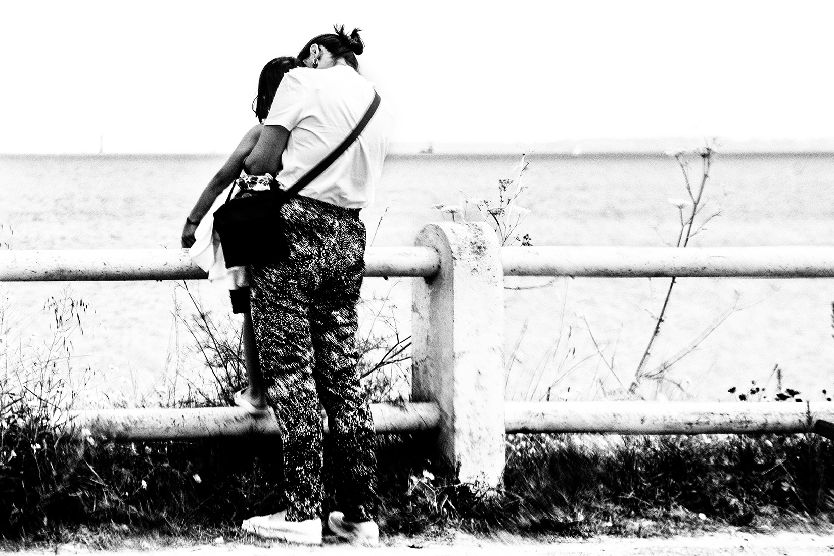 Femme et fille enlacées