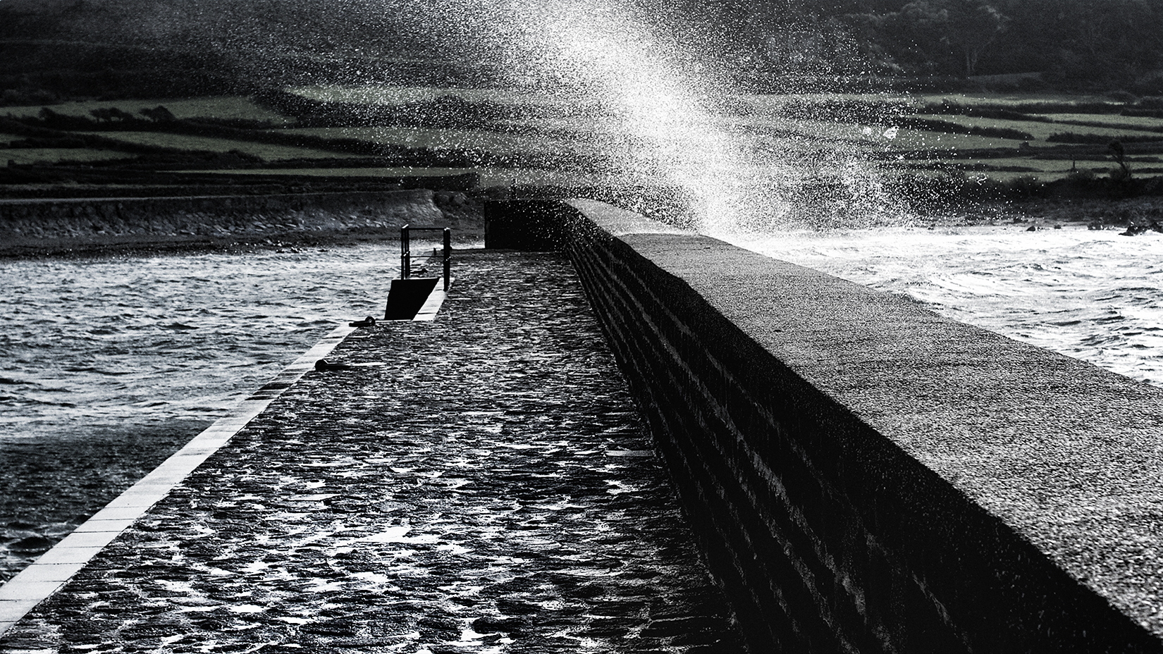 Vague sur digue