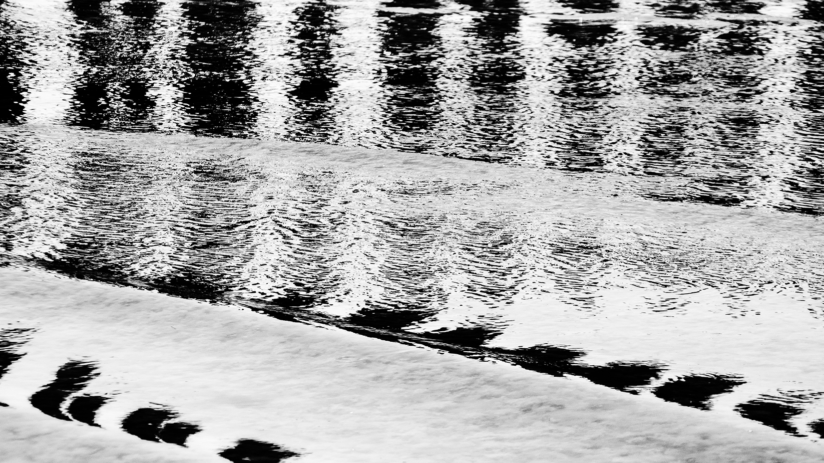 Reflets de bouchots sur la marée qui descend