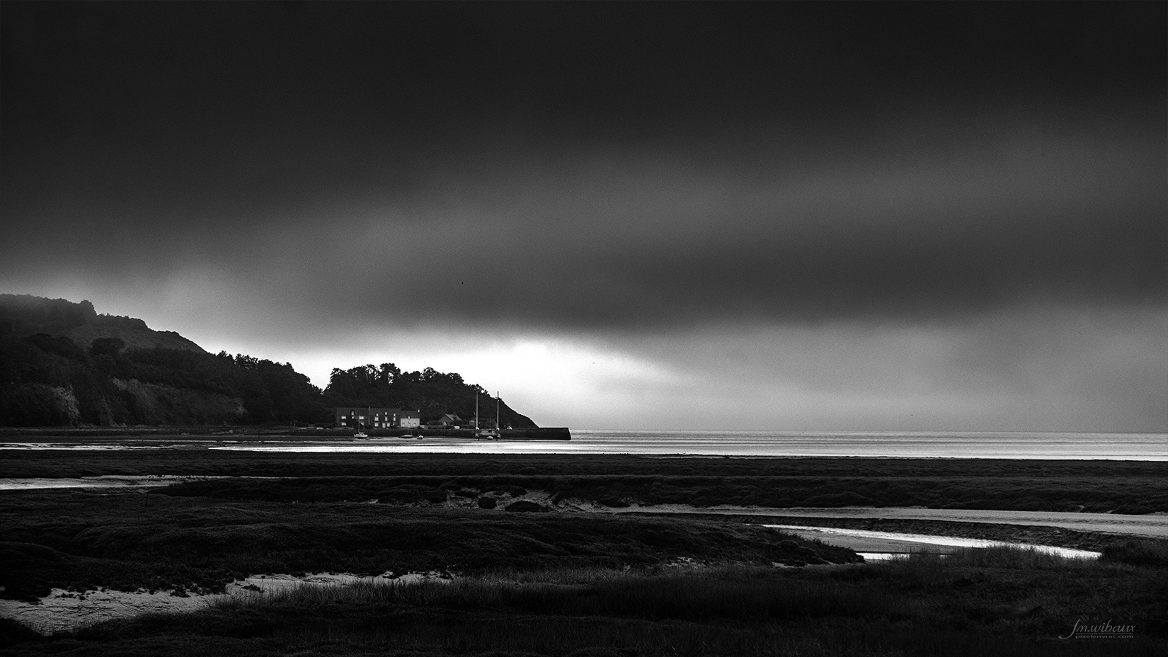 Port Nieux sous la brume nuageuse