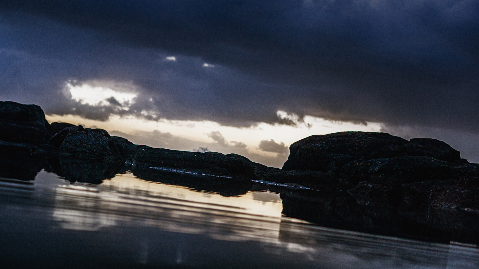 Reflets de ciel dans une mare des rochers