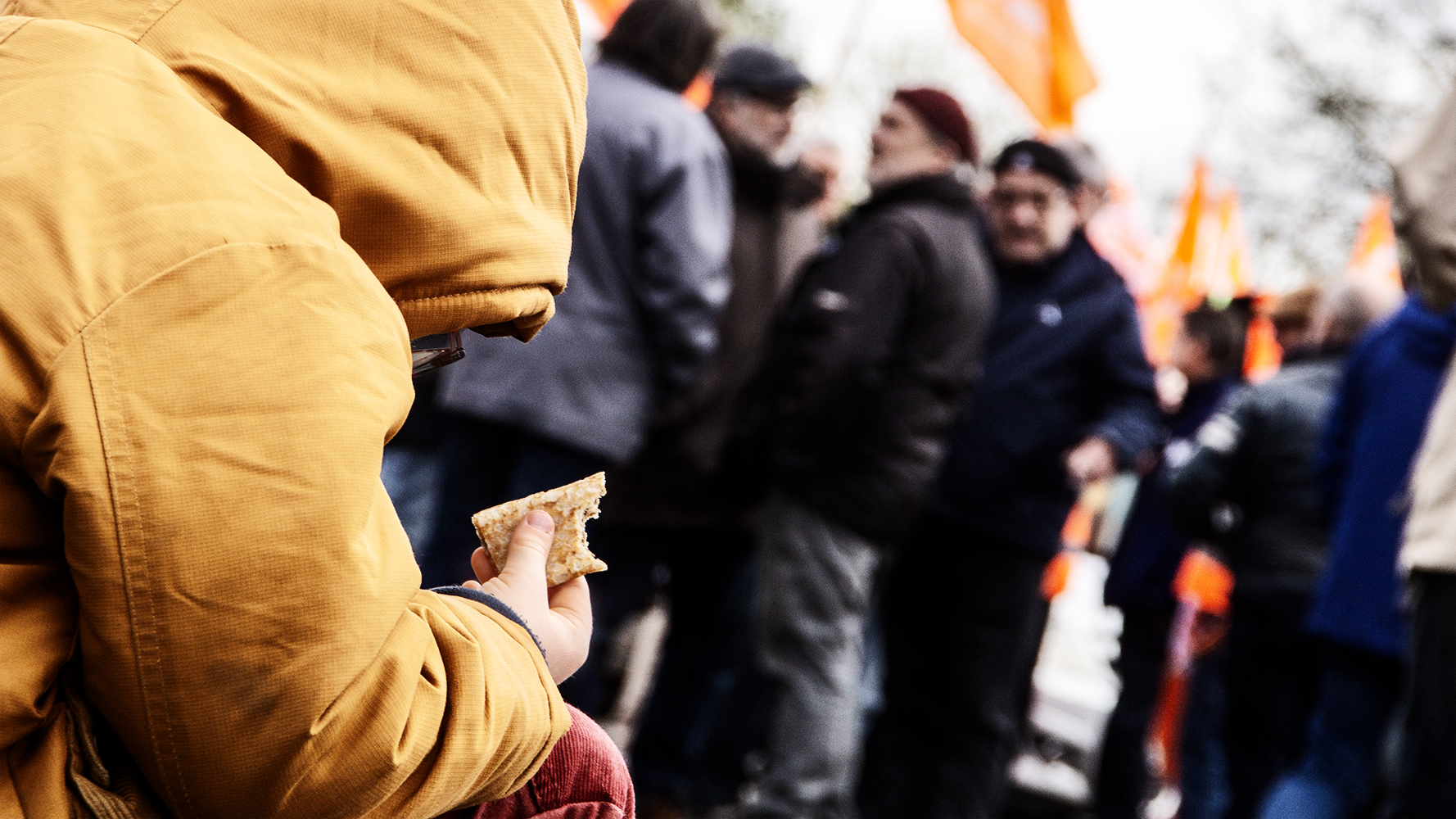 Enfant qui goûte en marge d'une manifestation