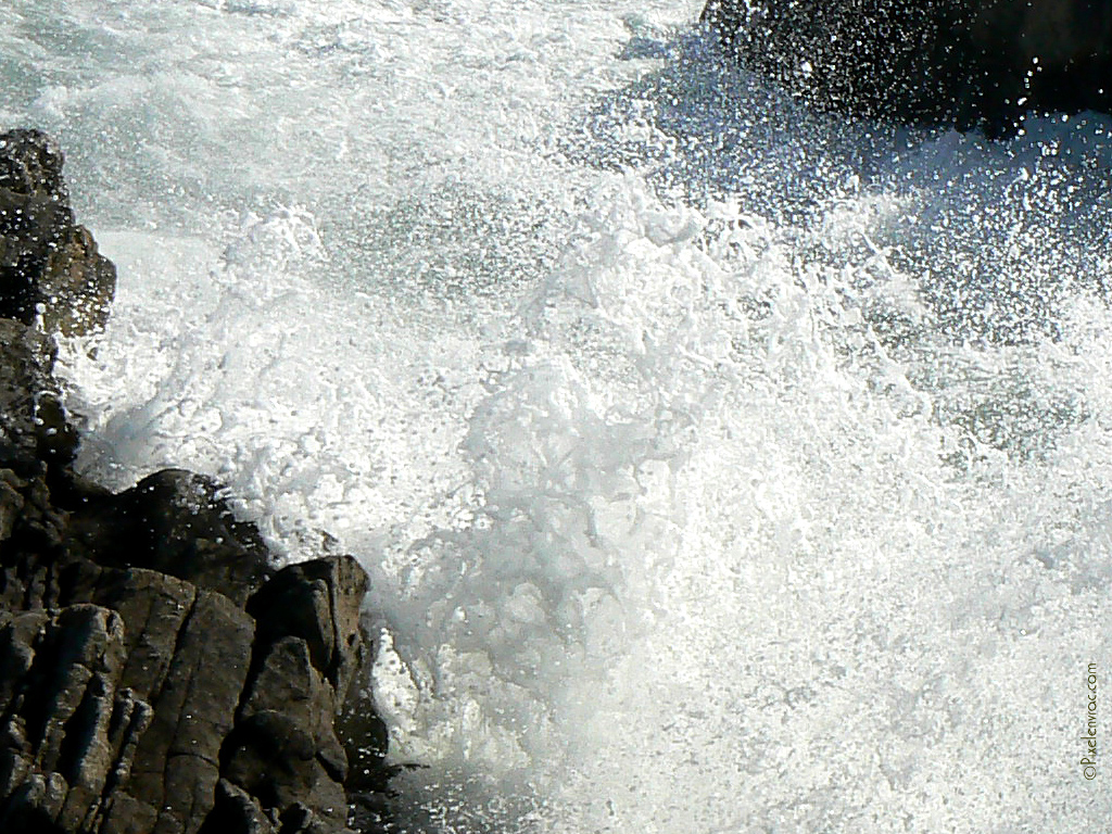Vagues déferlantes dans une crique