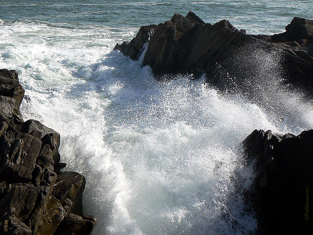 Vagues et ressac dans les rochers