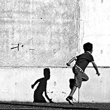 Photo noir et blanc : La course avec son ombre