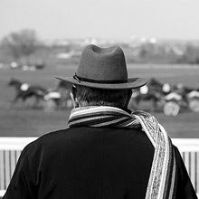 Portrait d'un homme vu de dos en noir et blanc