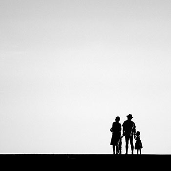 Silhouette de famille en noir et blanc