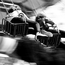 Noir et blanc manège et fête foraine : têtes en l'air