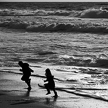 La Bretagne en noir et blanc : jeux d'enfants dans les vagues