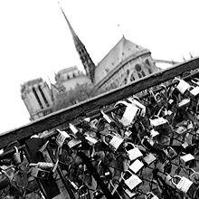 Noir et blanc urbain : cadenas d'amoureux de Paris