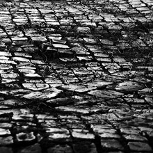 Noir et blanc urbain : Pavés en contre-jour