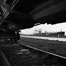 Noir et blanc urbain : sous le train