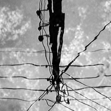 Noir et blanc urbain : reflet de caniveau 