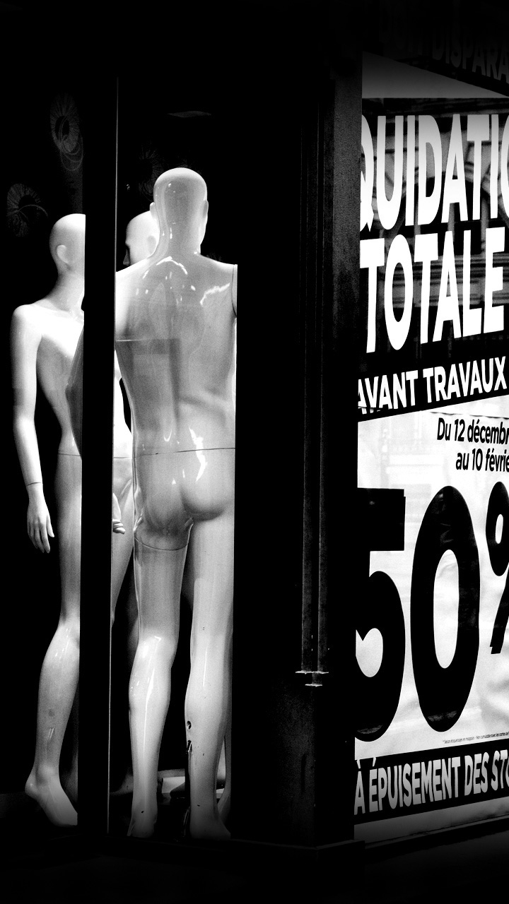 Fond d'écran mobile et tablette / wallpaper smartphone et android : liquidation totale et mannequins nus en vitrine