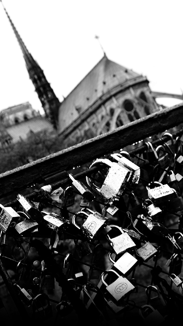 Fond d'écran mobile et tablette / wallpaper smartphone et android : Notre-Dame et cadenas