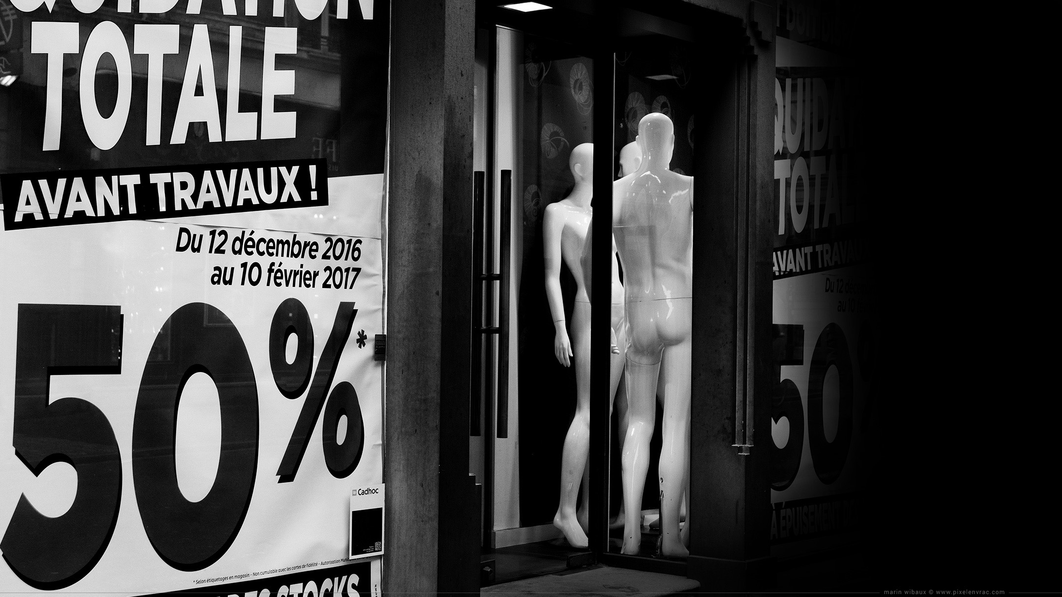 Commerce en liquidation : mannequins nus pour fond d'écran noir et blanc