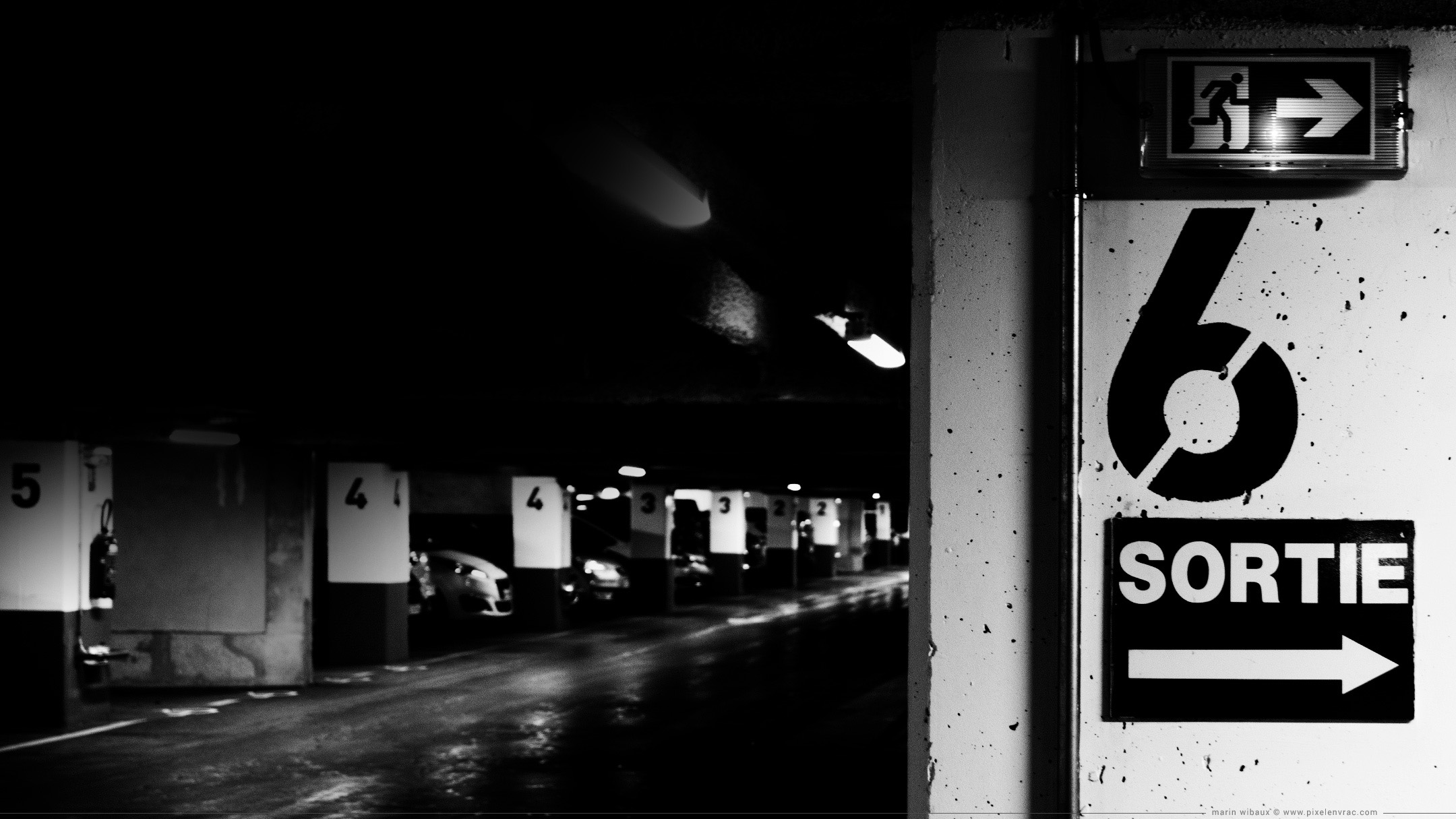 Photo de parking souterrain pour fond d'écran noir et blanc sur fond noir